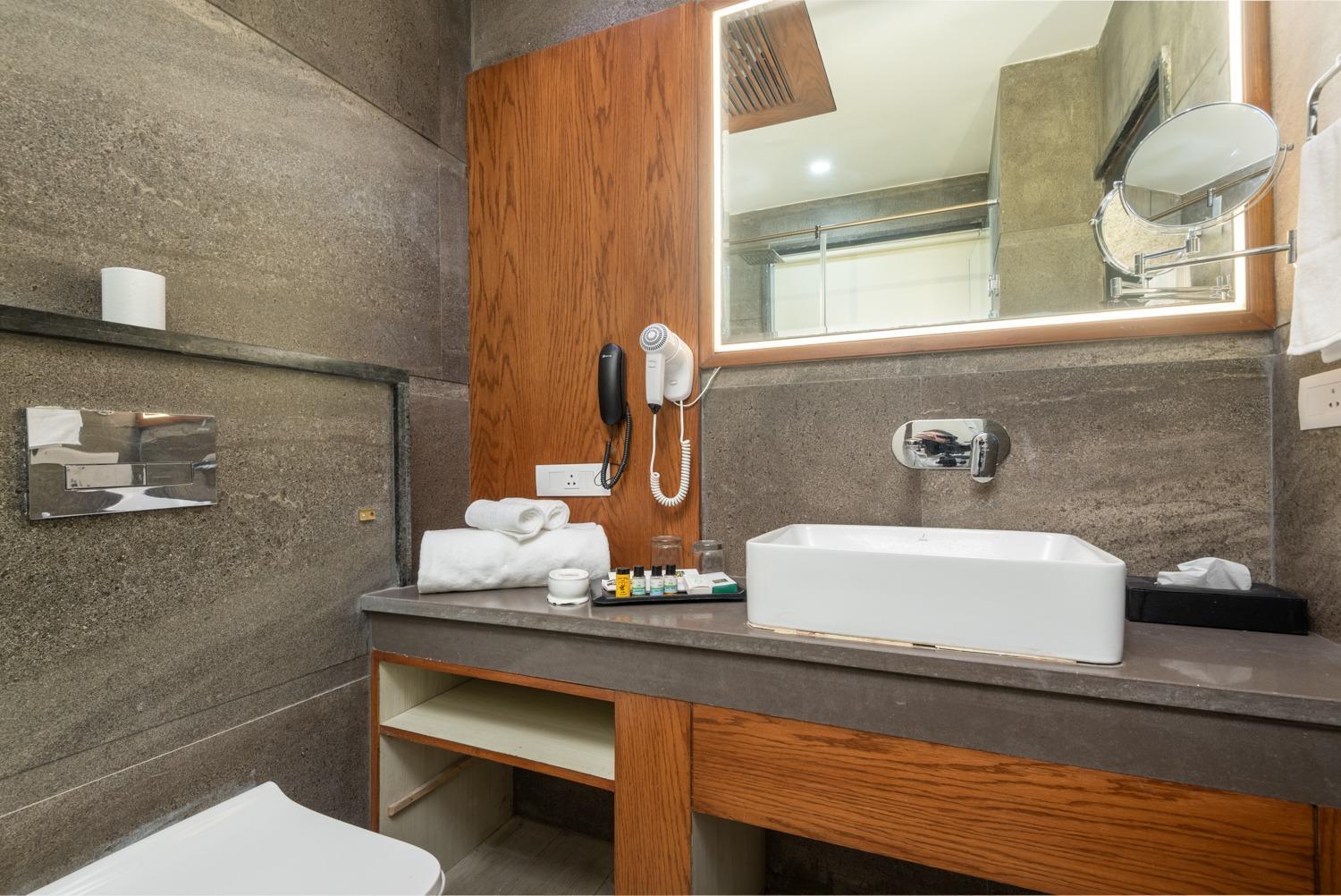 Quality Inn By Lawrence Hotels ダラムシャーラー エクステリア 写真