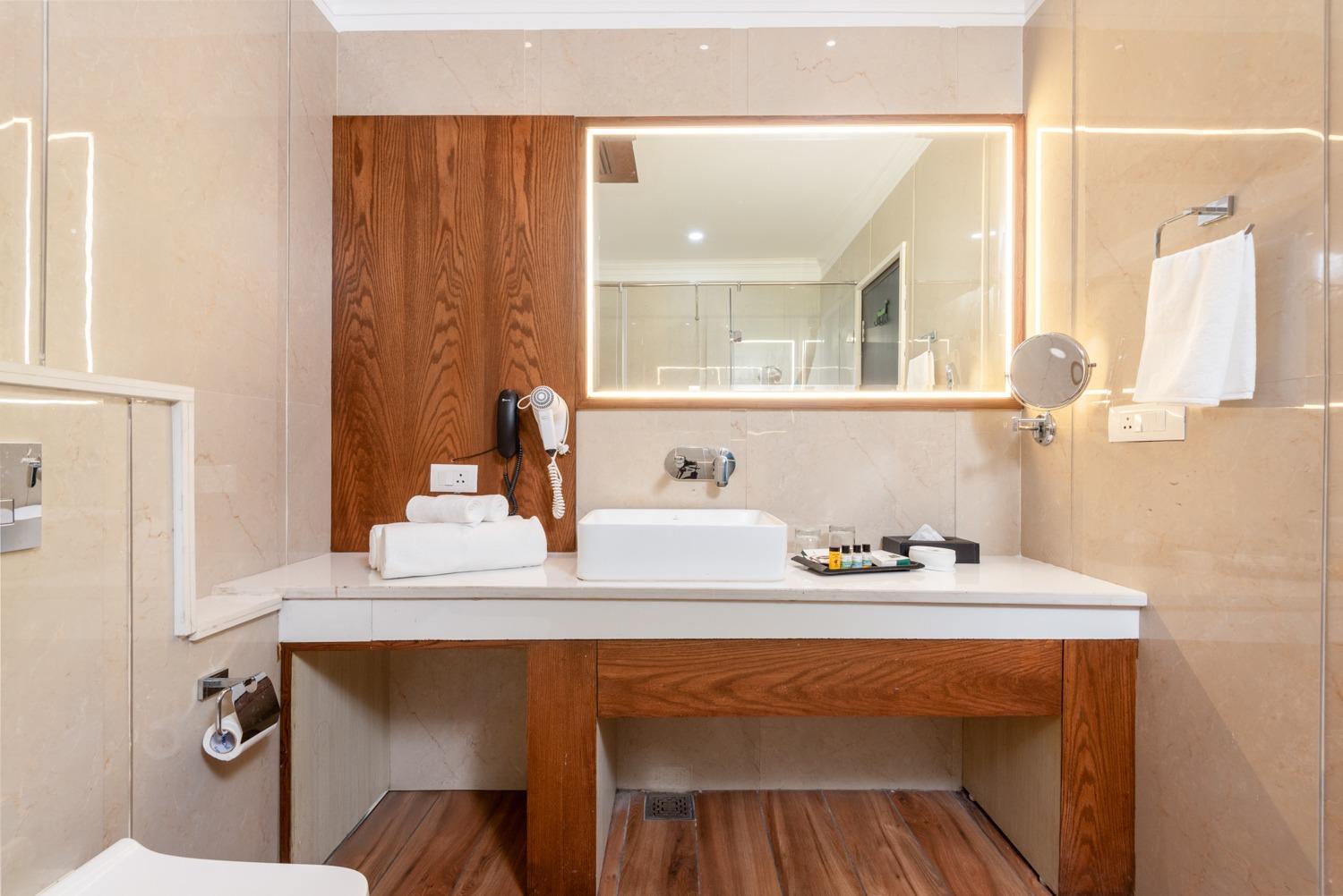 Quality Inn By Lawrence Hotels ダラムシャーラー エクステリア 写真